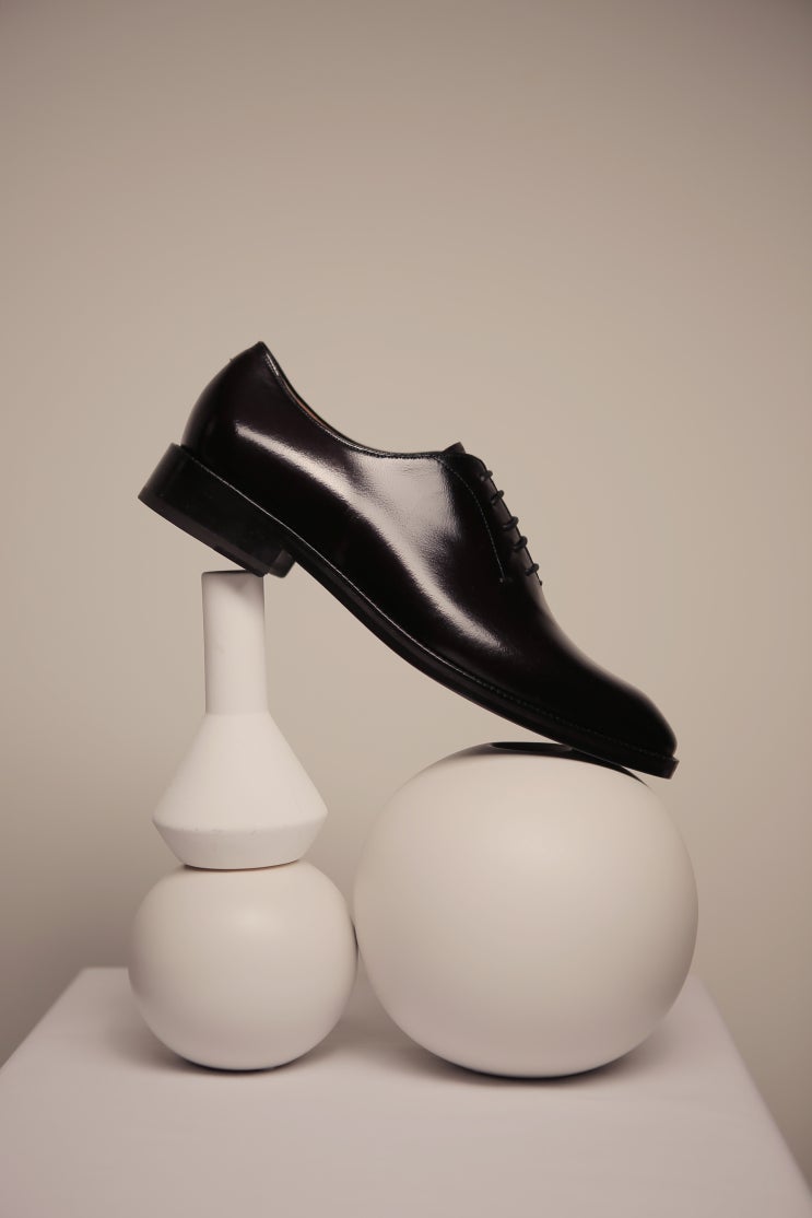 곡선으로 완성되는 라스트로 제작되는 남성정장구두, 플랩에프 브루노 옥스포드 블랙 남성신발