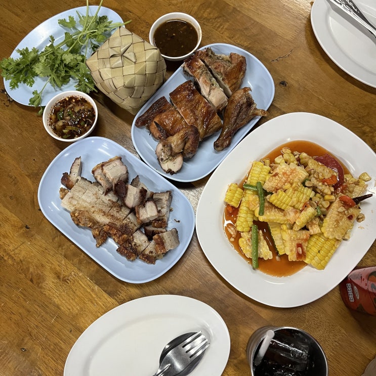  치앙마이로컬맛집 큰항아리로 구워주는 닭구이 까이양 & 무껍맛집 넹무옵옹 Neng Earthen Jar Roast Pork เหน่งหมูอบโอ่ง ตลาดเมืองใหม่