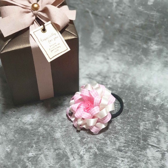  리본공예 배우기 시작해서 온라인으로 판매하면서 돈 벌기 시작했어요