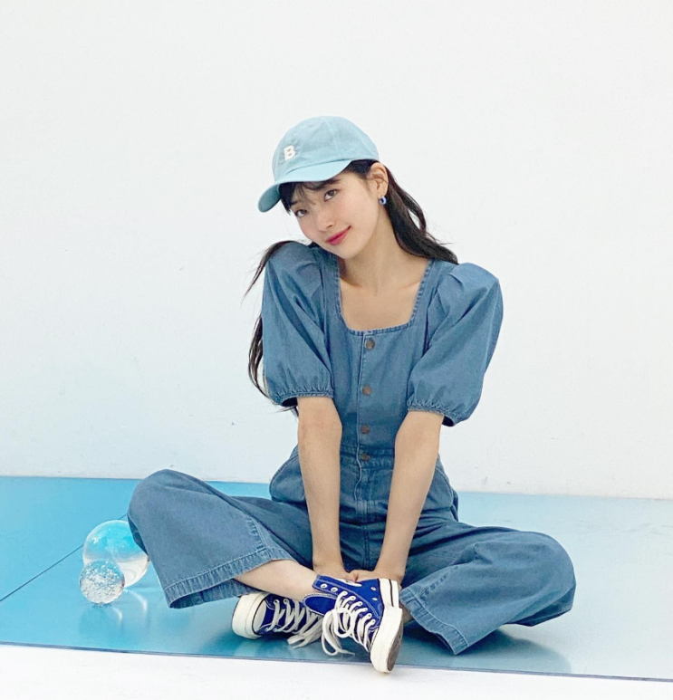  수지 사복 패션에서 함께한 연예인 인기 스니커즈 컨버스 하이 운동화 코디