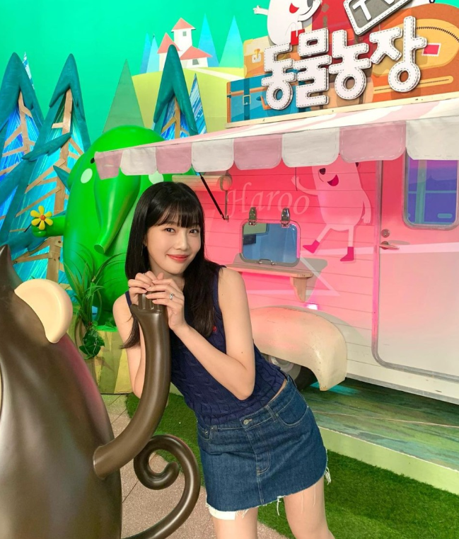  레드벨벳 조이의 꾸안꾸룩으로 폴로 랄프로렌 꽈배기 니트 베스트 조끼 스타일링