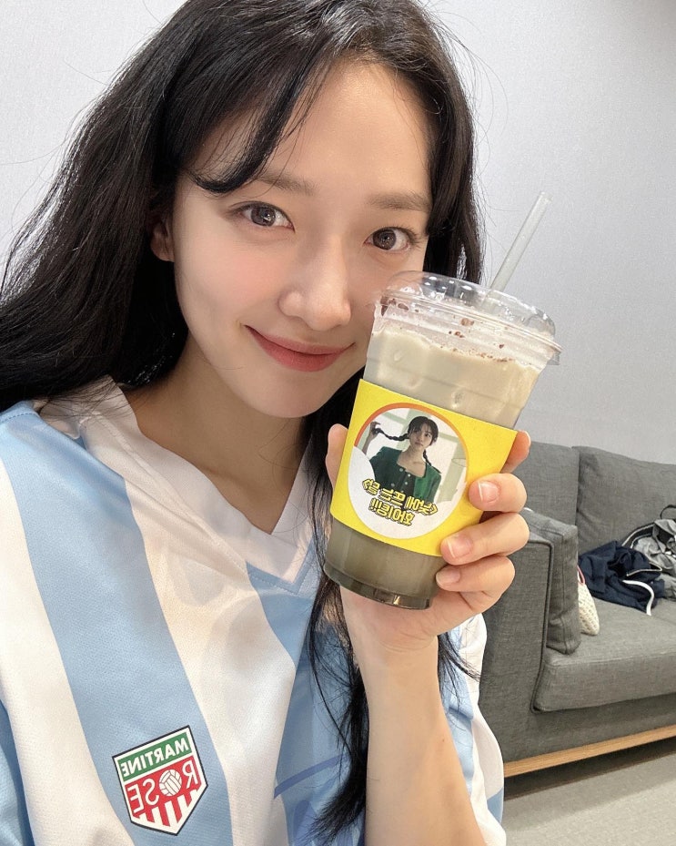 요즘 대세는 블록 코어! 표예진이 입은 마틴 로즈 유니폼 티셔츠 얼마? 요즘 대세는 블록 코어! 표예진이 입은 마틴 로즈 유니폼 티셔츠 얼마?
