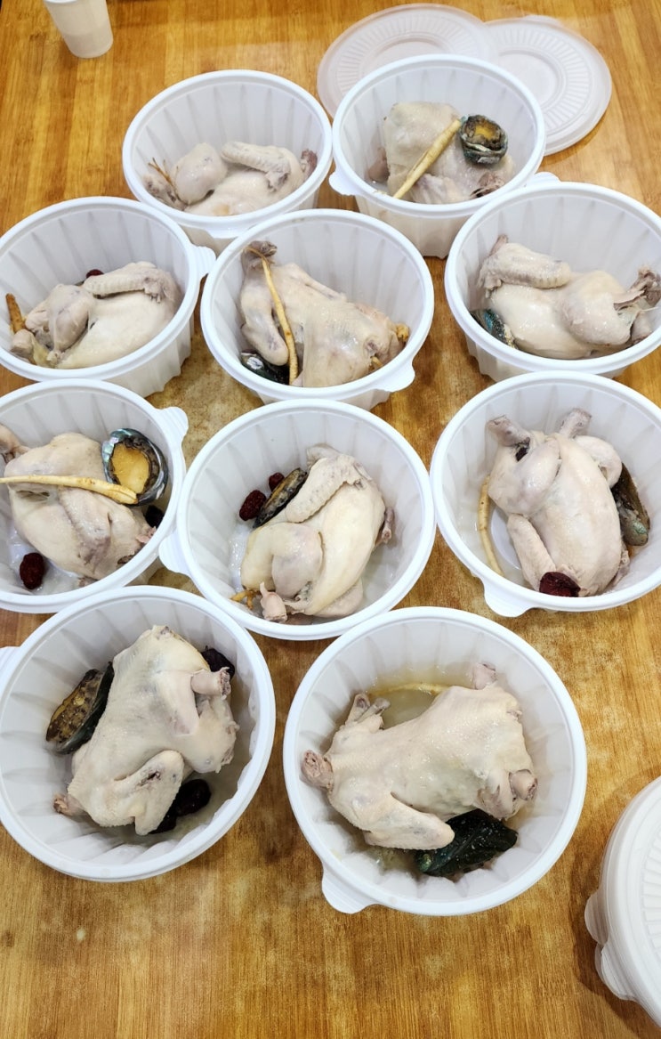 복날을 맞이하여 경로당 어르신께 삼계탕 대접했다. 복날을 맞이하여 경로당 어르신께 삼계탕 대접했다.