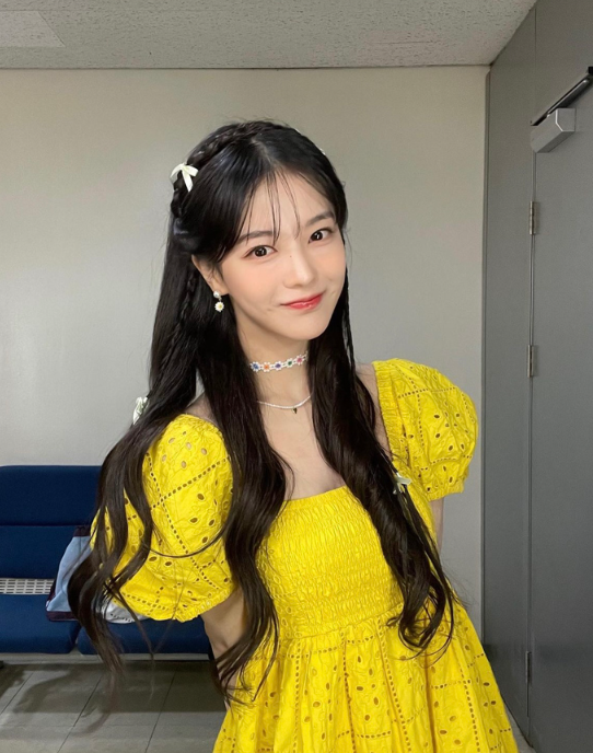  연예인 여름 패션에서 사랑받는 어깨 디테일 강조된 반팔 퍼프 소매 원피스 코디