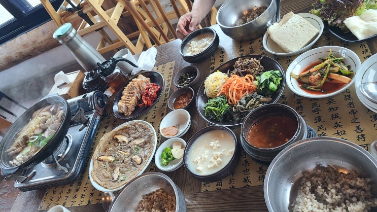  경기도 가평에서 한옥 잣두부 정식 맛집인 [송원] 입니다.