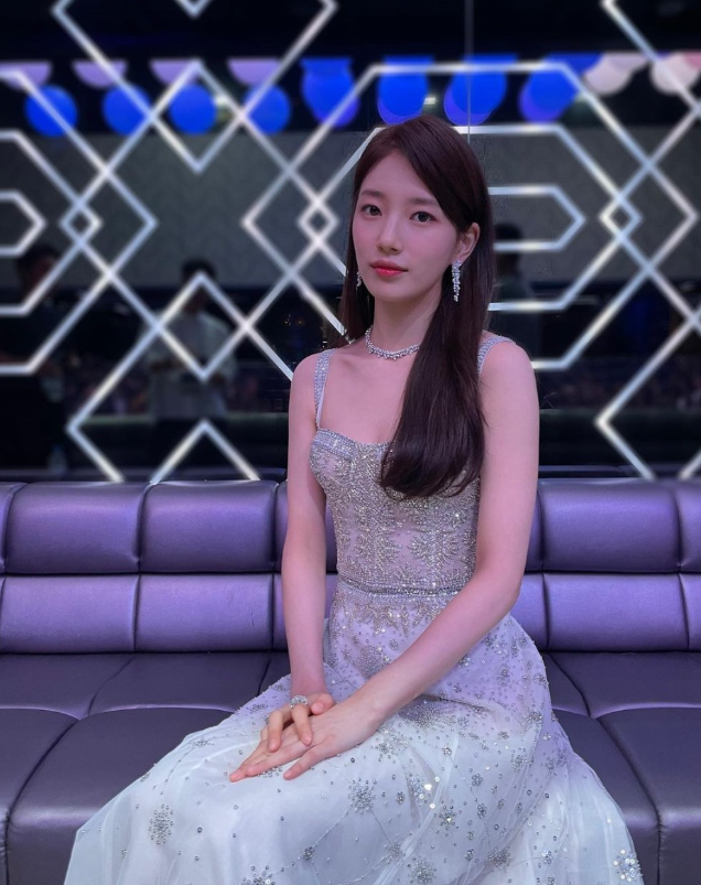  시상식 드레스로 투피스 원피스를 선택한 수지의 패션 코디 알아보기