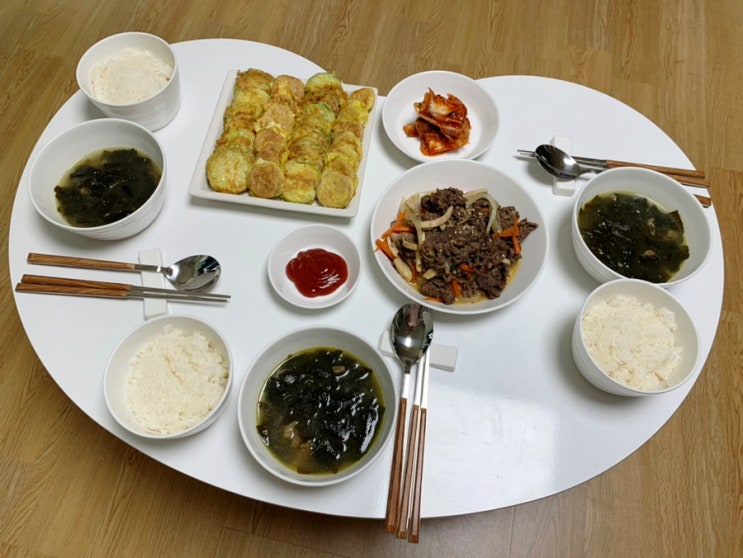 소고기 미역국 맛있게 끓여 아이 생일 날 아침상 차려주기! 간단하게 차리는 메뉴 공유 ( feat. 풀무원 자른미역 + 미역국레시피 포함) 소고기 미역국 맛있게 끓여 아이 생일 날 아침상 차려주기! 간단하게 차리는 메뉴 공유 ( feat. 풀무원 자른미역 + 미역국레시피 포함)