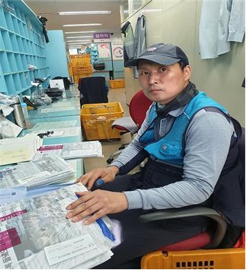 '며칠째 보이지 않아'…80대 독거노인 구한 21년차 집배원의 촉 '며칠째 보이지 않아'…80대 독거노인 구한 21년차 집배원의 촉