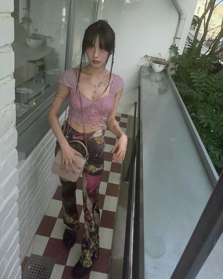 애프터스쿨 출신 나나, 온몸 빼곡한 전신 타투...이런 패션까지 소화해? 비주얼에 "깜짝" 애프터스쿨 출신 나나, 온몸 빼곡한 전신 타투...이런 패션까지 소화해? 비주얼에 "깜짝"
