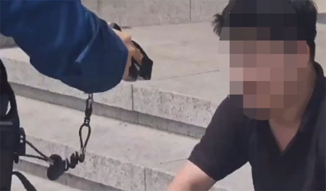 계단에 앉아 “X 같아서 죽였습니다”… 신림역 피의자 영상 무차별 확산 계단에 앉아 “X 같아서 죽였습니다”… 신림역 피의자 영상 무차별 확산