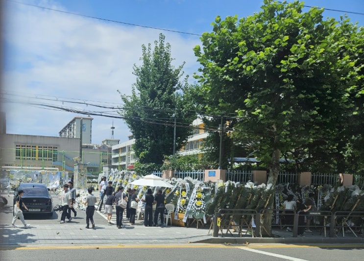 서이초 <b>교사 추모</b> 다녀옴. 교권추락, 어떻게 개선하면 좋을까?... 