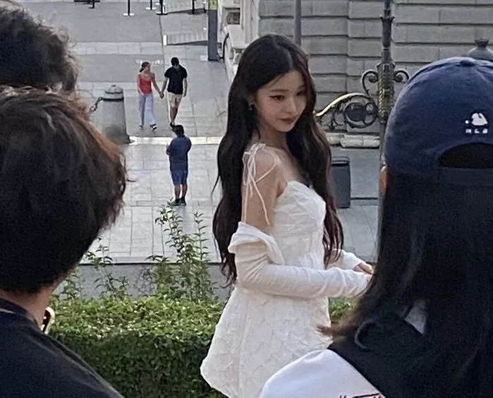 아이브 장원영, 스페인 길거리서 '폰카'로 막 찍혀도 여신 아우라 뿜어내는 실물 체감 사진 아이브 장원영, 스페인 길거리서 '폰카'로 막 찍혀도 여신 아우라 뿜어내는 실물 체감 사진