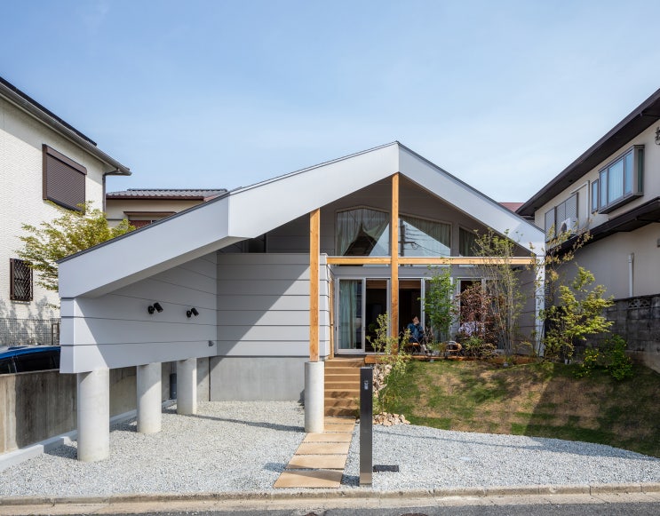 필로티 처마 카포트 앞마당 둔덕 살린 도심 속 풍경채 전원주택 짓기 필로티 처마 카포트 앞마당 둔덕 살린 도심 속 풍경채 전원주택 짓기