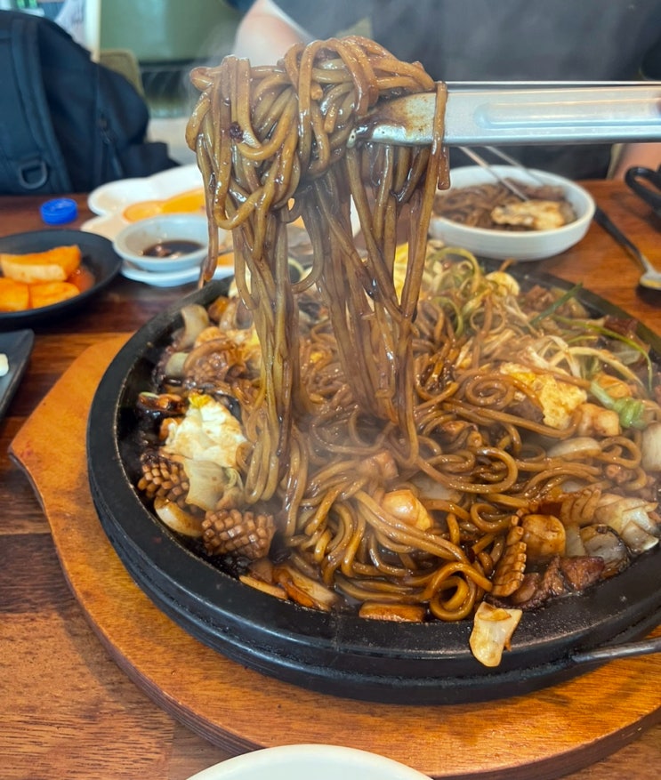  [제주공항 근처 맛집/이호테우 맛집] 내돈내산 그릴에 갈비, 해산물이 가득 들어있는 '제주1호 돌짜장 이호테우점'