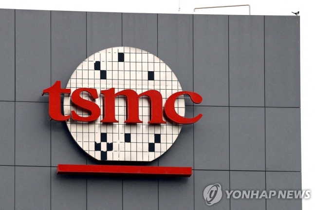 '반도체 매출 1위 쟁탈전'…삼성전자, 4분기 연속 TSMC에 밀린듯 '반도체 매출 1위 쟁탈전'…삼성전자, 4분기 연속 TSMC에 밀린듯
