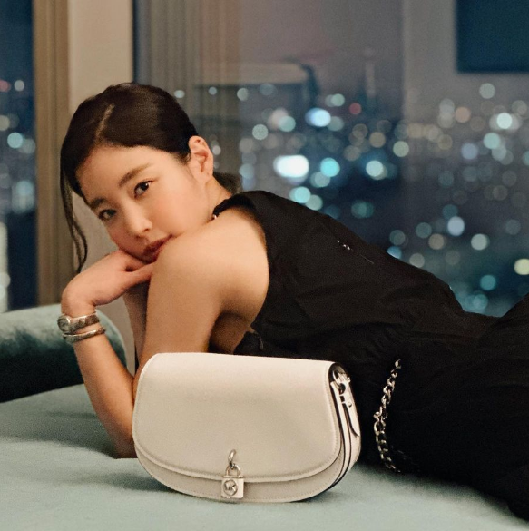 60만원대 기은세 여자 메신저백 매력적인 마이클코어스 가방