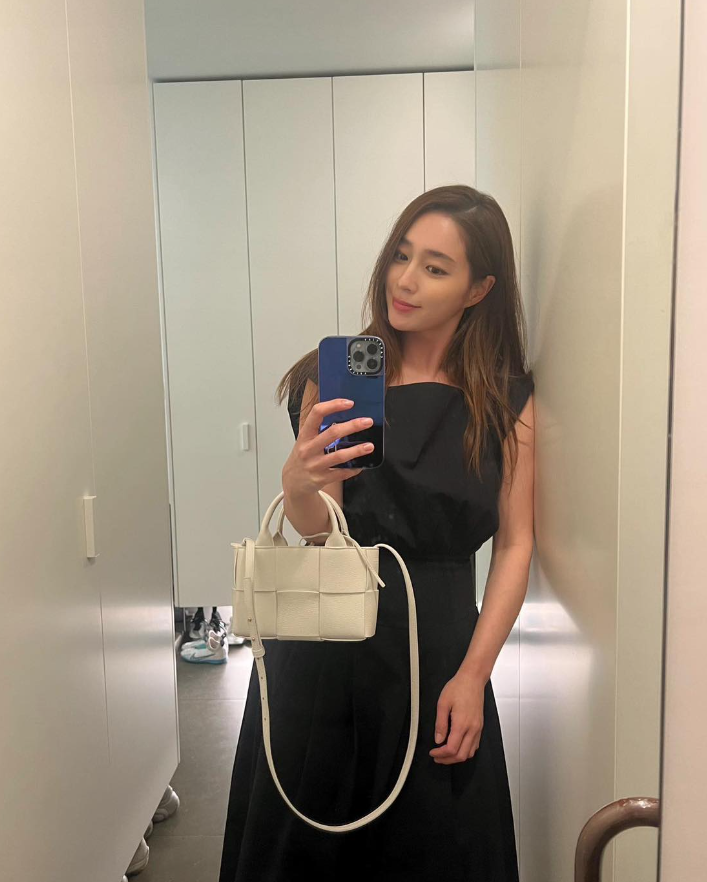  패션 센스 좋은 40대 엄마 이민정 & 김나영이 pick! 명품 보테가 베네타 아르코 여자 핸드백 가방