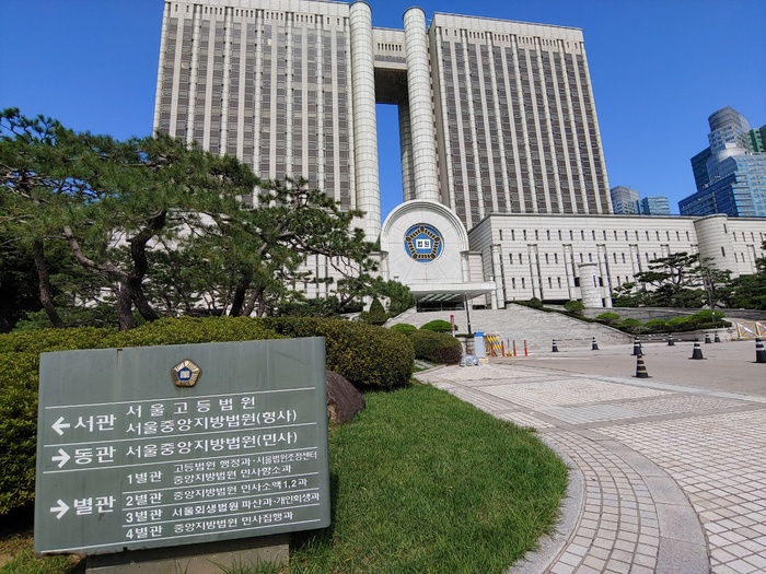 <b>공수처</b> 비판 기사 쓰래" <b>기자</b>에게 와인병 집어던진 <b>변호사</b> 실형
