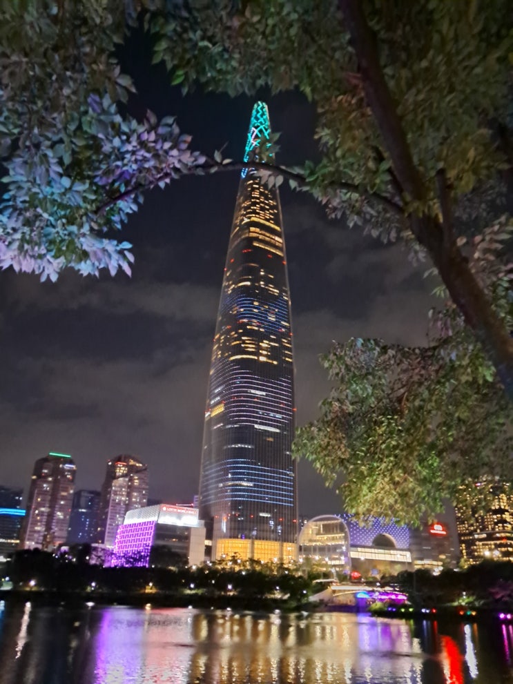 서울 석촌호수: 롯데월드와 롯데타워가 보이는 야경 명소