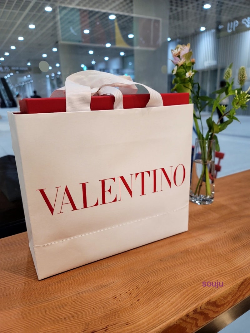 발렌티노(Valentino) 나파가죽 V로고 시그니처 체인 미니 버킷백
