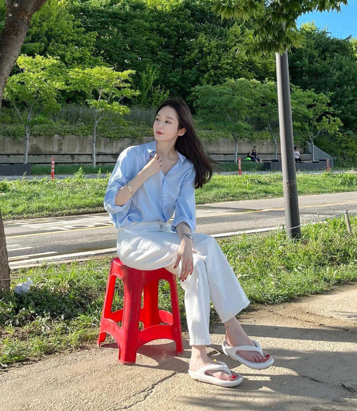  연예인들의 사랑을 듬뿍 받는 매력 만점 브랜드인 리얼로 발 편한 뉴발란스 X 토앤토 쪼리 추천