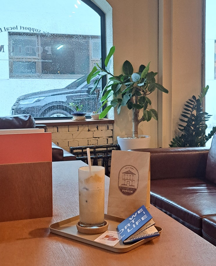  인천 신포동 카페 아늑따뜻 목조건물에 귀여운 굿즈도 있는 포디움126