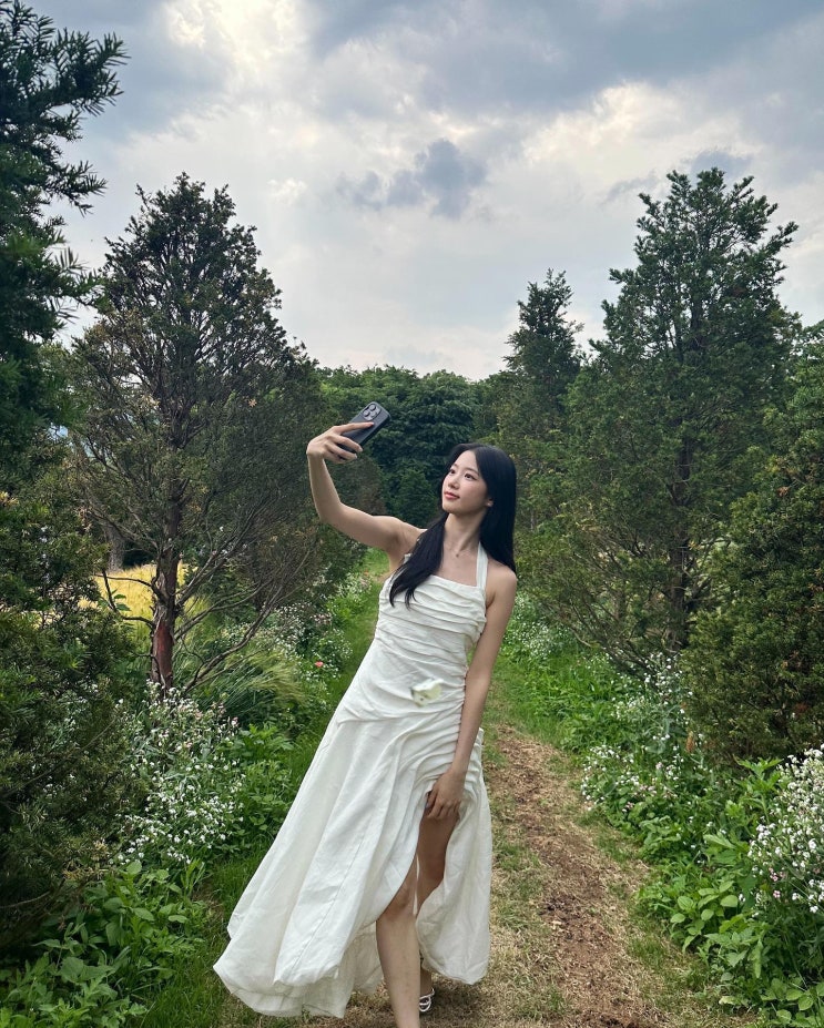 르세라핌 카즈하 숲속의 요정 화이트 린넨 원피스 어디꺼? 르세라핌 카즈하 숲속의 요정 화이트 린넨 원피스 어디꺼?
