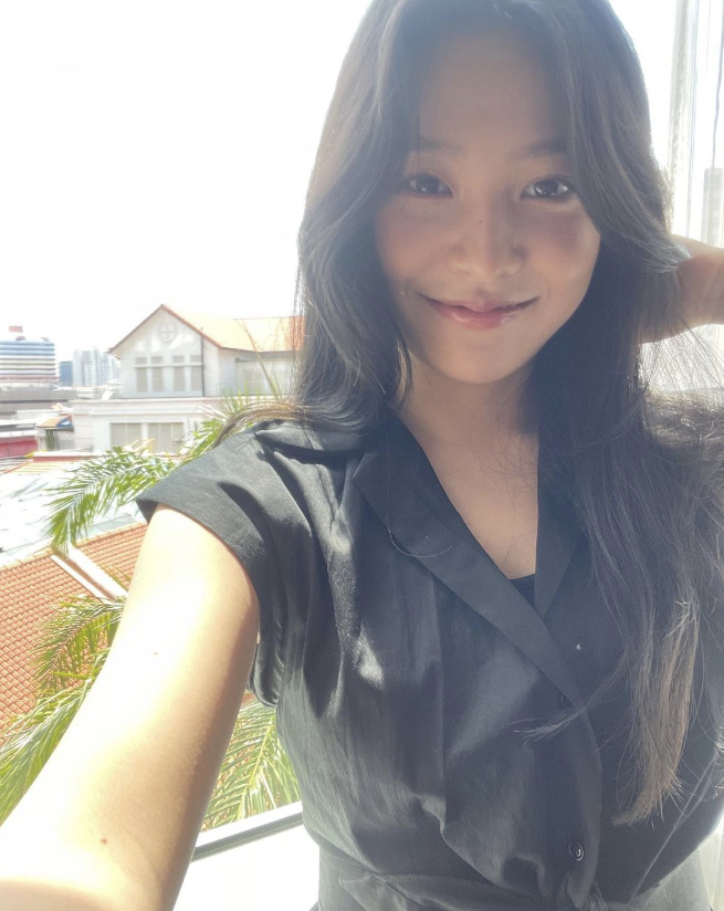  레드벨벳 예리가 선택한 브랜드 산드로의 블랙 컬러 민소매 원피스 코디 추천