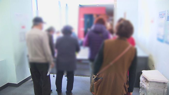"월 75만원 연금으론 못 버텨"…일하는 고령층 900만명 넘었다 "월 75만원 연금으론 못 버텨"…일하는 고령층 900만명 넘었다