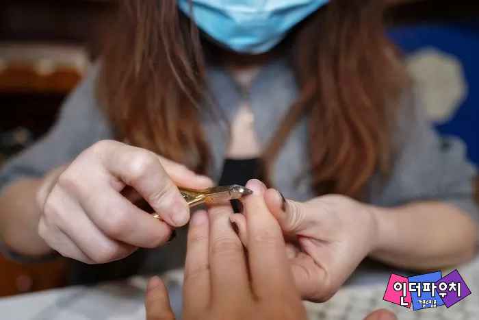  성관계 한 번도 안 한 모태솔로인데 '네일샵' 갔다가 에이즈 진단받은 20살 여성