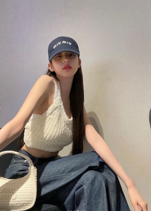 아이브 장원영, 뒷걸음질이 잘못?...맘카페서 비판 vs 맘카페를 비판 아이브 장원영, 뒷걸음질이 잘못?...맘카페서 비판 vs 맘카페를 비판
