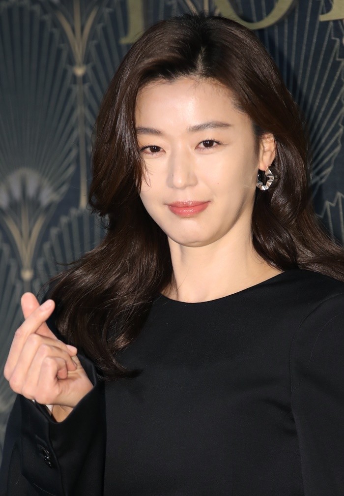 '부동산 재테크에 빠진 스타들' 이병헌·전지현·현빈·김태희, 상상 초월하는 재산 수준 '부동산 재테크에 빠진 스타들' 이병헌·전지현·현빈·김태희, 상상 초월하는 재산 수준