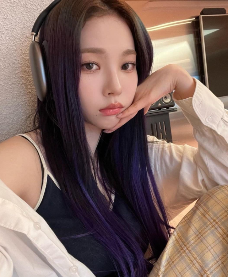  연예인 패션 악세사리로 헤어밴드와 머리띠로 활용되는 에어팟 맥스 여름 코디