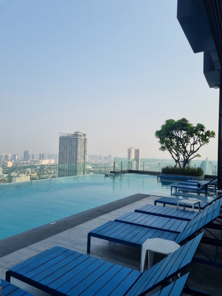 방콕 더 쿼터 아리 바이 호텔 후기 인생사진 가능한 수영장