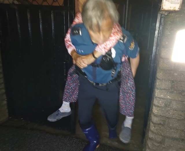 귀 어두워 대피방송 못 듣고 잠자던 노인들, 업어서 구조한 이 사람 귀 어두워 대피방송 못 듣고 잠자던 노인들, 업어서 구조한 이 사람