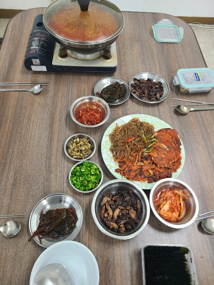 오늘의 점심 . 애호박국밥과 김치전 잡채 표고볶음.