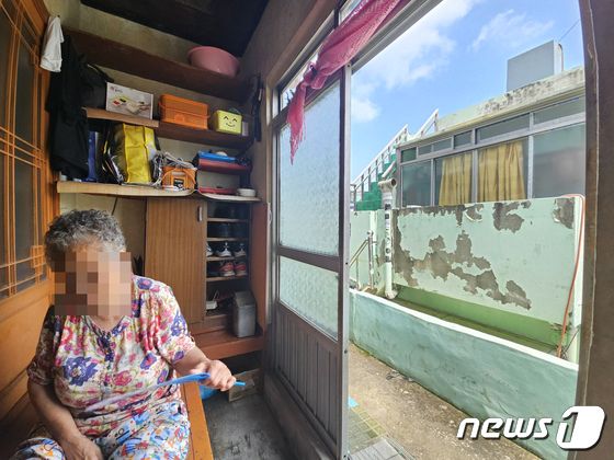 '산복도로 쪽방촌' 90세 변말련 할머니는 어떻게 폭염을 날까 '산복도로 쪽방촌' 90세 변말련 할머니는 어떻게 폭염을 날까