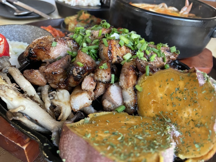  압구정로데오 하트시그널3 데이트 맛집 초심 숯불돼지구이