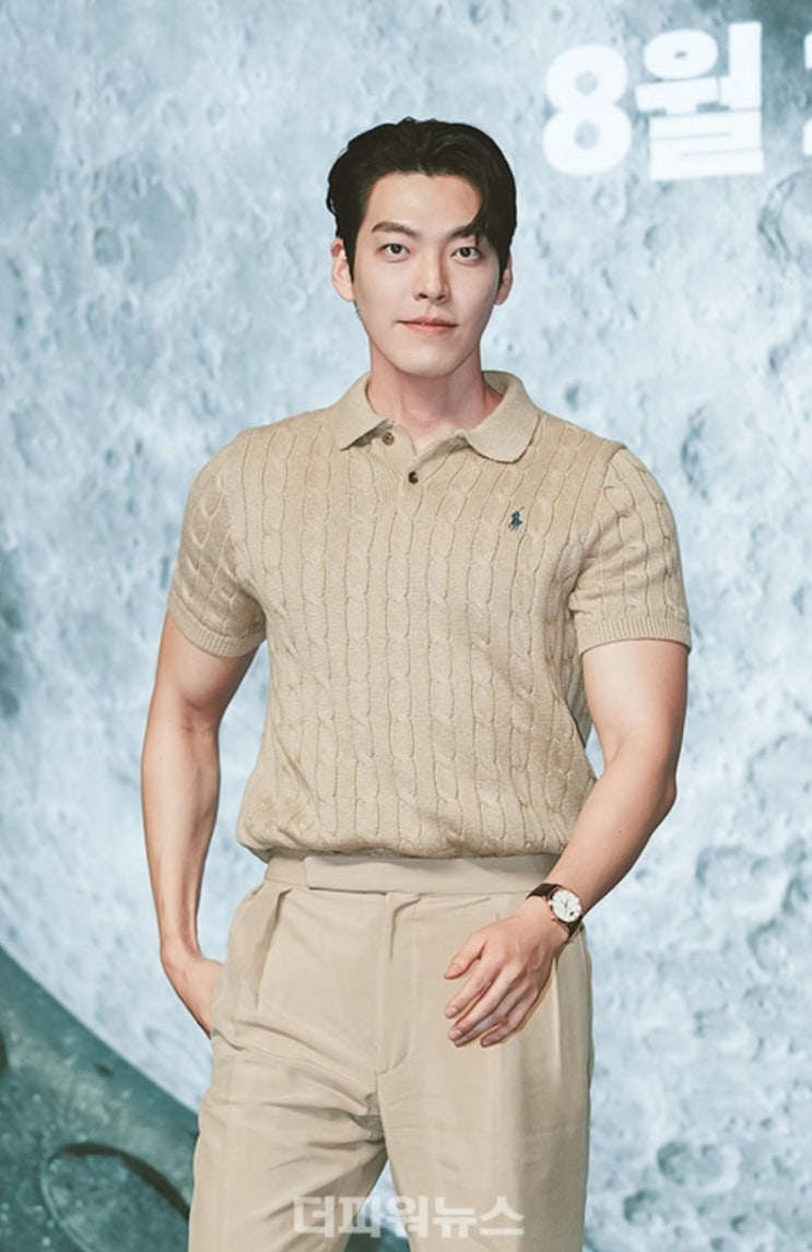  영화 '더 문' VIP시사회 포토타임 속 김우빈 패션정보 (ft. 폴로 랄프로렌 케이블 니트 스웨터)