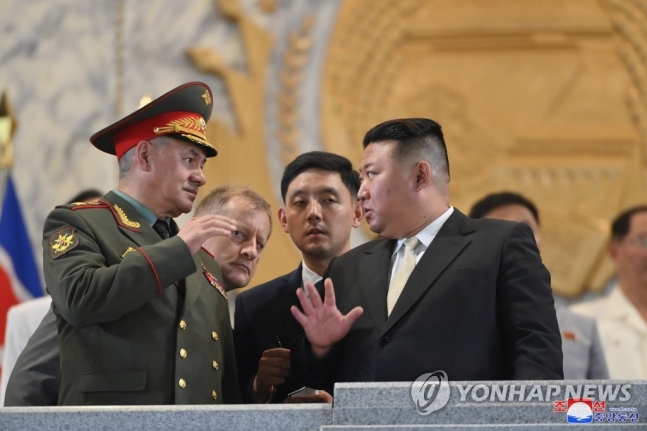 열병식 주석단에 북중러 '화기애애'…김정은, 애국가에 눈시울 열병식 주석단에 북중러 '화기애애'…김정은, 애국가에 눈시울