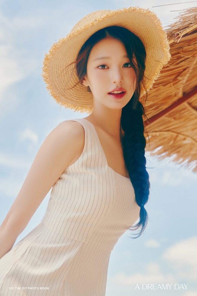 아이브, 여름날의 기록...첫 번째 포토북 '어 드리미 데이' 공개 아이브, 여름날의 기록...첫 번째 포토북 '어 드리미 데이' 공개