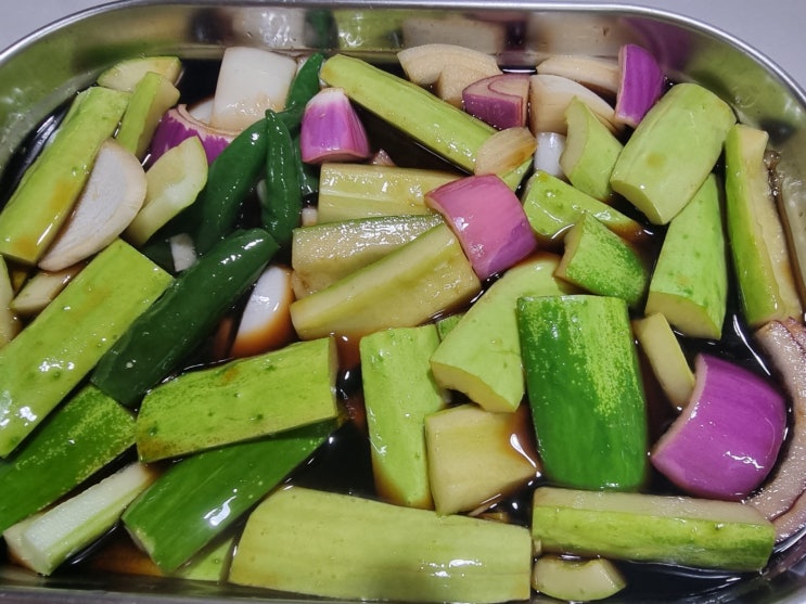  설탕과 물없이 만든 오이 양파 장아찌