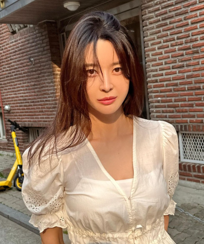  여름날 여자 소개팅룩으로 깔끔하고 디테일링한 화이트 퍼프 블라우스 코디 추천 w. 권나라