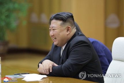 김정은, 中대표단 접견…北 "<b>북중 협력</b>해 국제정세 주동적 대처"