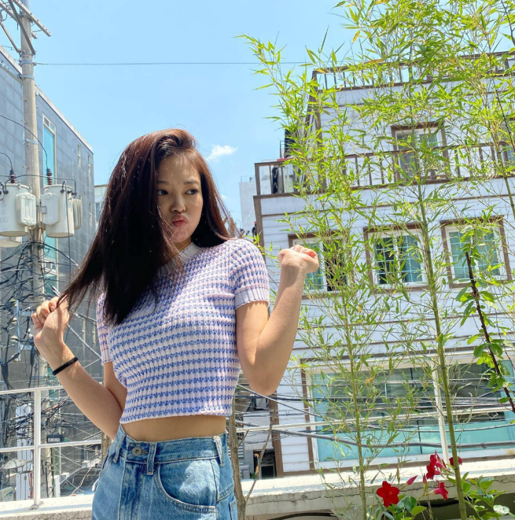  블랙핑크 제니가 제니한 꾸안꾸룩으로 크롭탑 반팔 티셔츠 패션 모음 ZIP