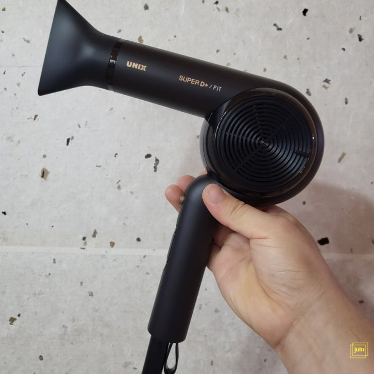 전문가용드라이기 유닉스 UN-F6200 저소음드라이기로 가볍고 빠르게 머리말렸어요