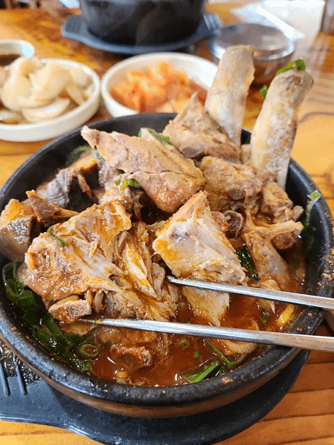  천안인이라면 안 먹어본 사람 없다는 현지인 맛집_엄가네 시골집 뼈해장국