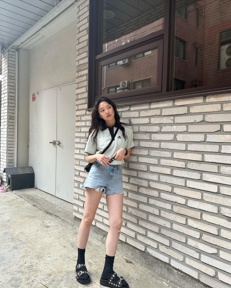 표예진이 착용한 2만원대 아디다스 카라티 정보! 표예진이 착용한 2만원대 아디다스 카라티 정보!