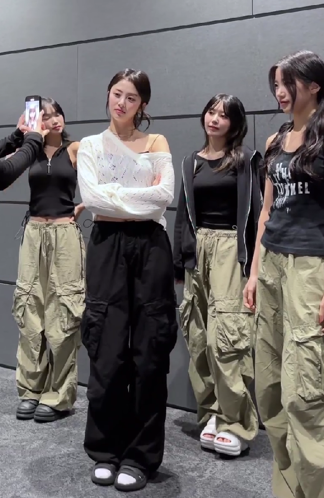 LE SSERAFIM Cargo Pants: Kazuha, Kim Chaewon, Sakura, Huh Yunjin Wearing As If Cali Women's Cargo Pants