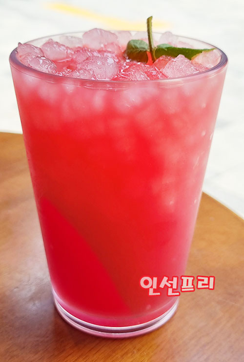  커피빈 고창 수박 주스~ ㅎㅎ맛있넹 ㅎㅎ